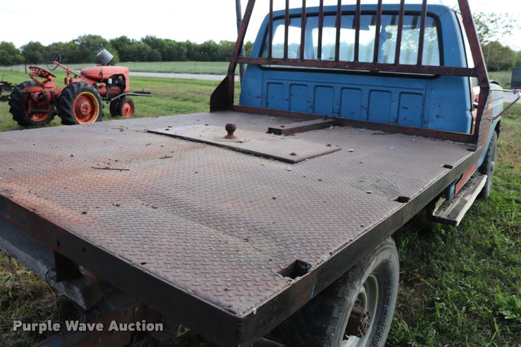 image for item DQ9413 1983 Ford F350 flatbed pickup truck