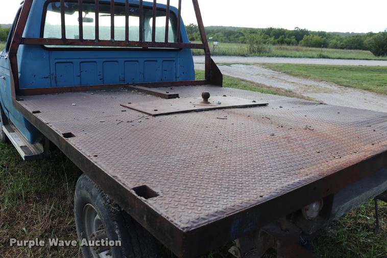 image for item DQ9413 1983 Ford F350 flatbed pickup truck