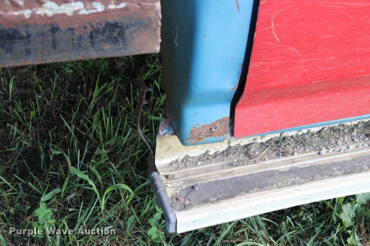 image for item DQ9413 1983 Ford F350 flatbed pickup truck