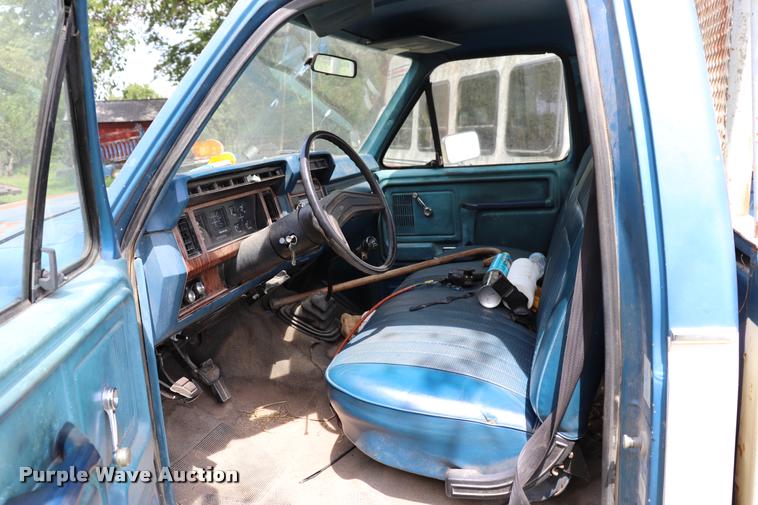 image for item DQ9417 1984 Ford F250 pickup truck