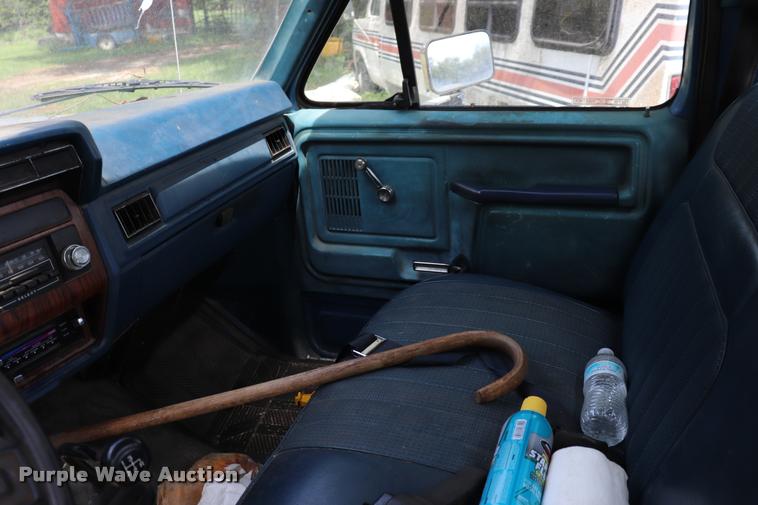 image for item DQ9417 1984 Ford F250 pickup truck