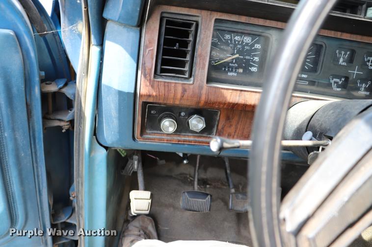 image for item DQ9417 1984 Ford F250 pickup truck
