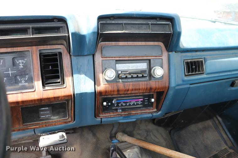 image for item DQ9417 1984 Ford F250 pickup truck