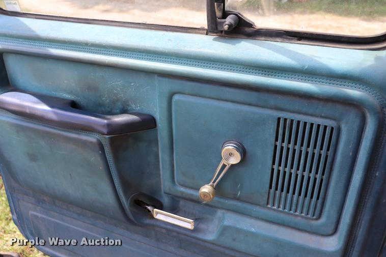 image for item DQ9417 1984 Ford F250 pickup truck