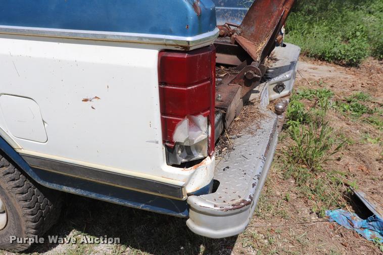 image for item DQ9417 1984 Ford F250 pickup truck