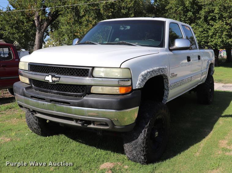 image for item DQ9422 2002 Chevrolet Silverado 2500HD LT Crew Cab pickup truck
