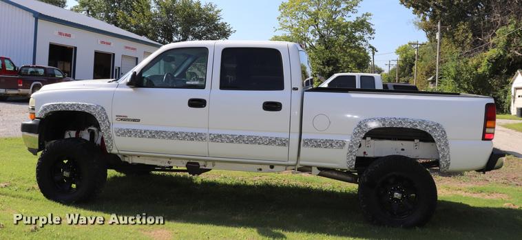 image for item DQ9422 2002 Chevrolet Silverado 2500HD LT Crew Cab pickup truck