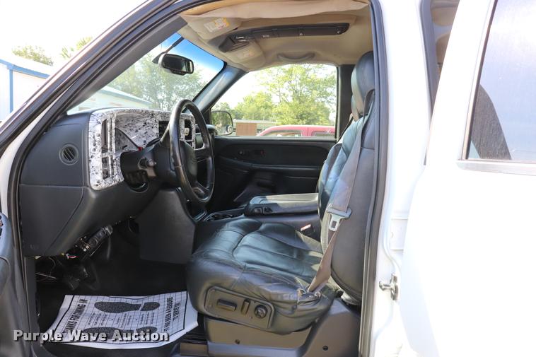 image for item DQ9422 2002 Chevrolet Silverado 2500HD LT Crew Cab pickup truck