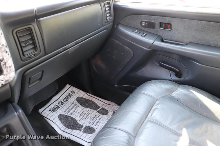 image for item DQ9422 2002 Chevrolet Silverado 2500HD LT Crew Cab pickup truck