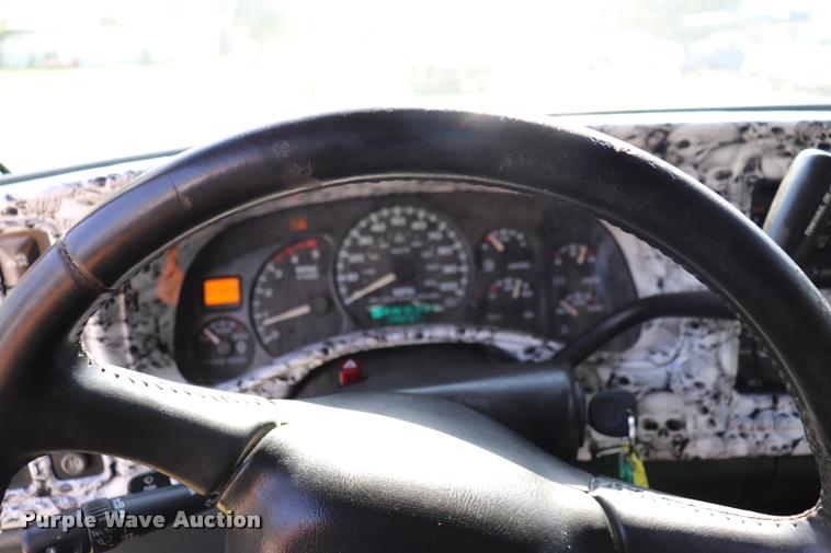 image for item DQ9422 2002 Chevrolet Silverado 2500HD LT Crew Cab pickup truck