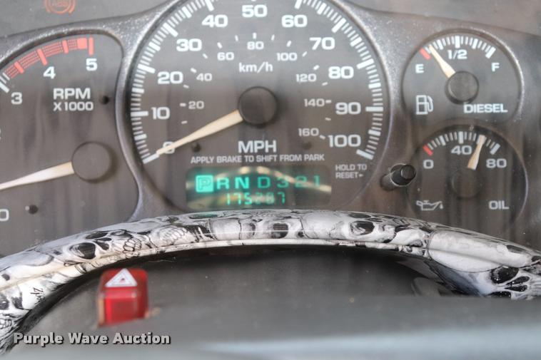 image for item DQ9422 2002 Chevrolet Silverado 2500HD LT Crew Cab pickup truck