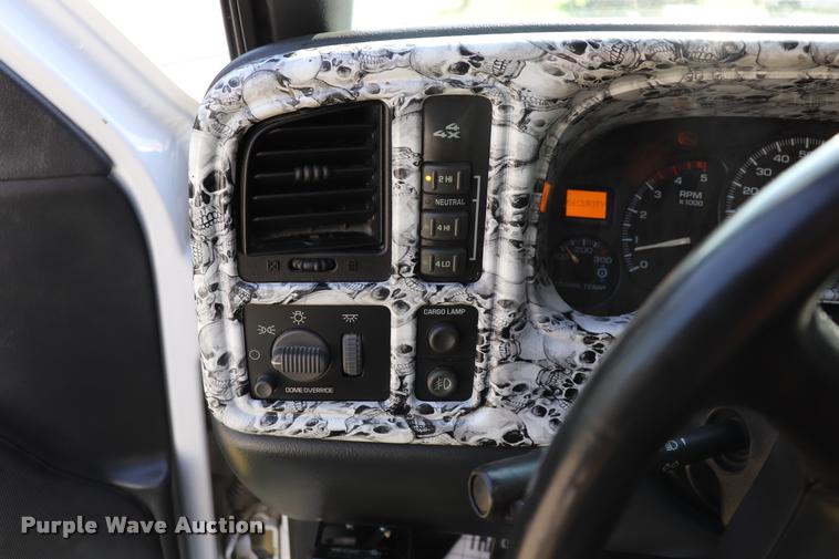 image for item DQ9422 2002 Chevrolet Silverado 2500HD LT Crew Cab pickup truck