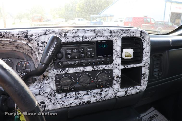 image for item DQ9422 2002 Chevrolet Silverado 2500HD LT Crew Cab pickup truck