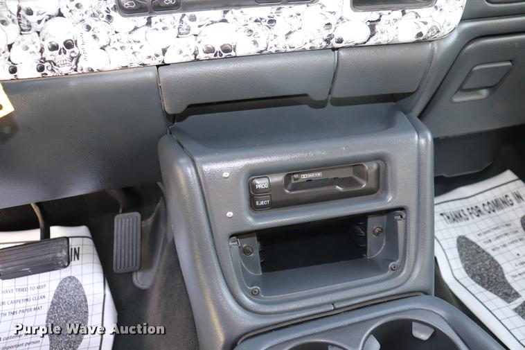 image for item DQ9422 2002 Chevrolet Silverado 2500HD LT Crew Cab pickup truck