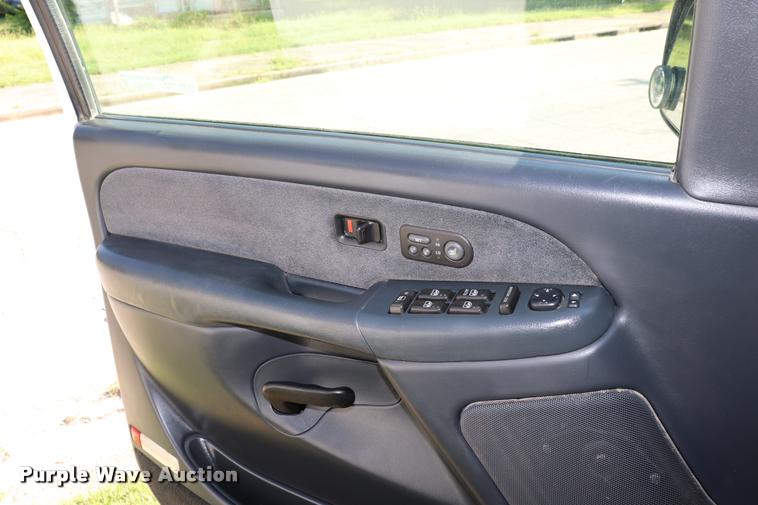 image for item DQ9422 2002 Chevrolet Silverado 2500HD LT Crew Cab pickup truck