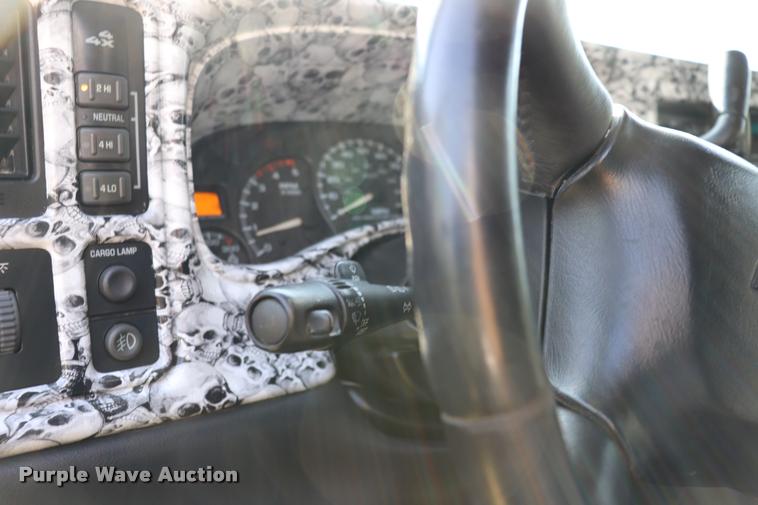 image for item DQ9422 2002 Chevrolet Silverado 2500HD LT Crew Cab pickup truck