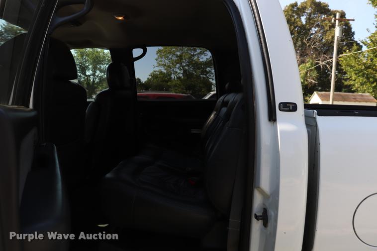 image for item DQ9422 2002 Chevrolet Silverado 2500HD LT Crew Cab pickup truck