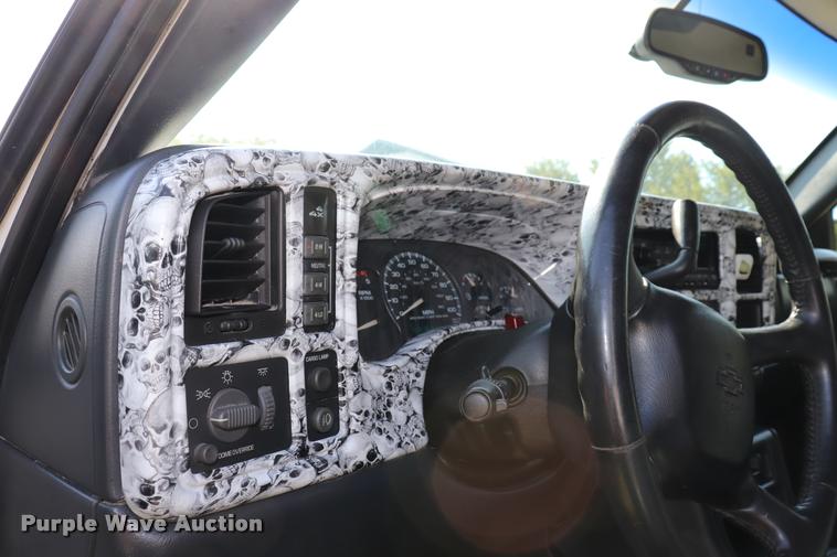 image for item DQ9422 2002 Chevrolet Silverado 2500HD LT Crew Cab pickup truck