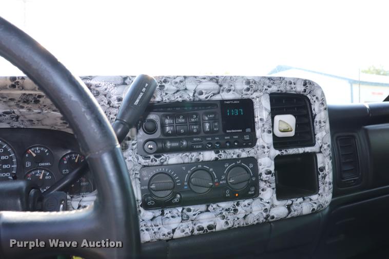 image for item DQ9422 2002 Chevrolet Silverado 2500HD LT Crew Cab pickup truck