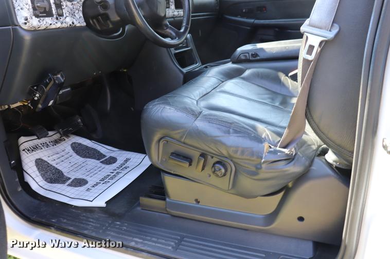 image for item DQ9422 2002 Chevrolet Silverado 2500HD LT Crew Cab pickup truck