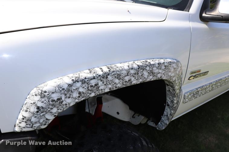 image for item DQ9422 2002 Chevrolet Silverado 2500HD LT Crew Cab pickup truck