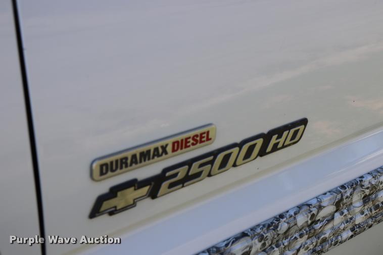 image for item DQ9422 2002 Chevrolet Silverado 2500HD LT Crew Cab pickup truck