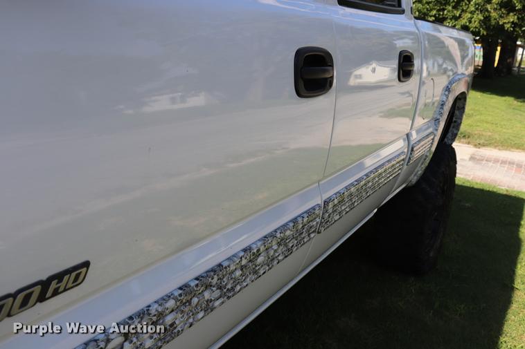 image for item DQ9422 2002 Chevrolet Silverado 2500HD LT Crew Cab pickup truck