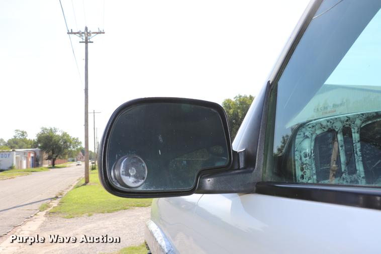 image for item DQ9422 2002 Chevrolet Silverado 2500HD LT Crew Cab pickup truck