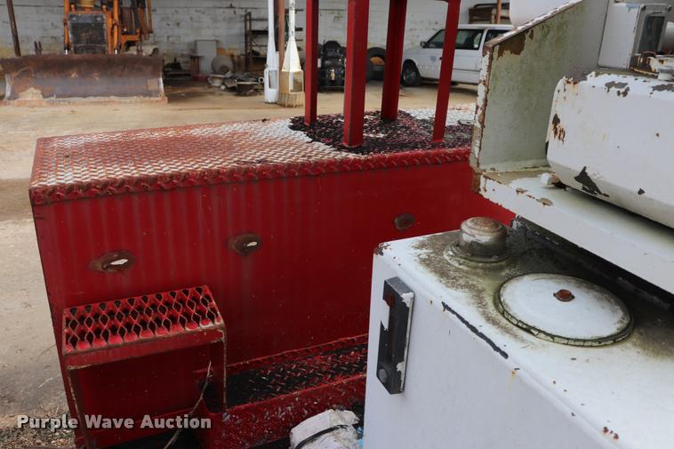 image for item DQ9442 Hastings utility bed with crane