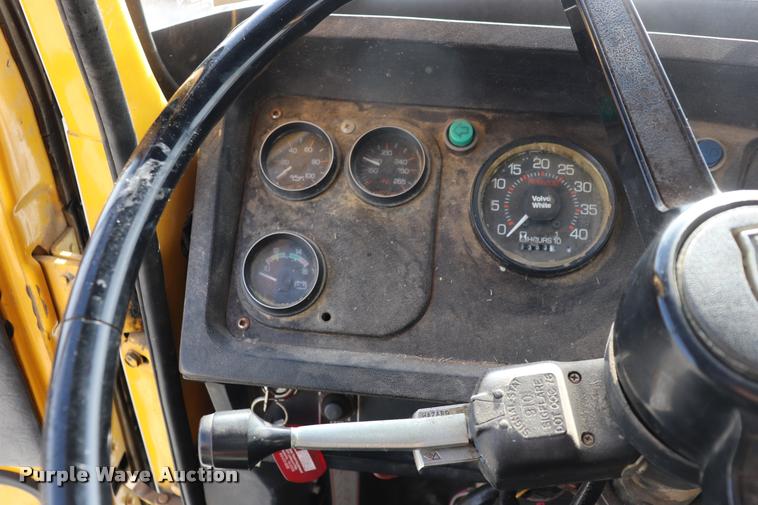 image for item DQ9443 1984 Autocar 875 crane truck