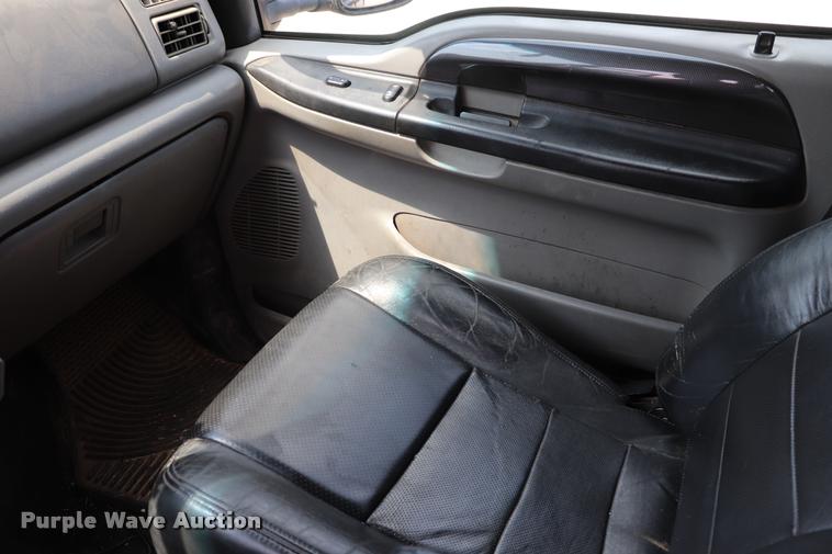 image for item DQ9460 2003 Ford F250 Super Duty Crew Cab pickup truck