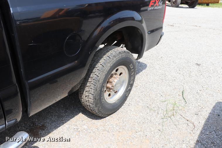 image for item DQ9460 2003 Ford F250 Super Duty Crew Cab pickup truck