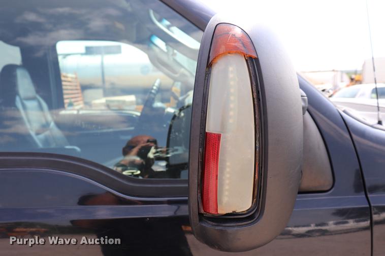 image for item DQ9460 2003 Ford F250 Super Duty Crew Cab pickup truck