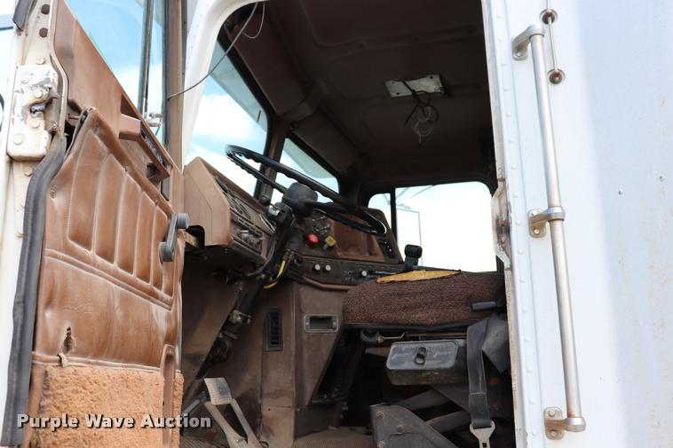 image for item DQ9461 1986 Freightliner FLC semi truck