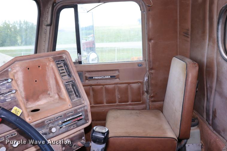 image for item DQ9461 1986 Freightliner FLC semi truck