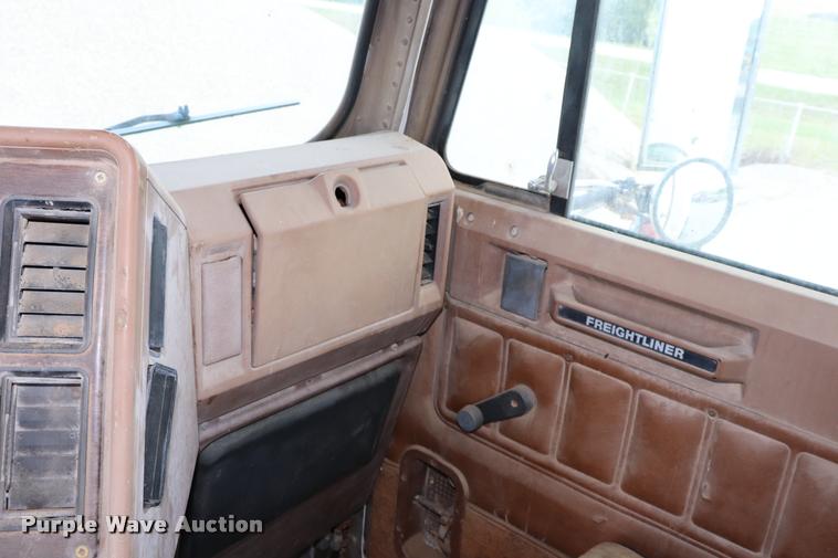 image for item DQ9461 1986 Freightliner FLC semi truck