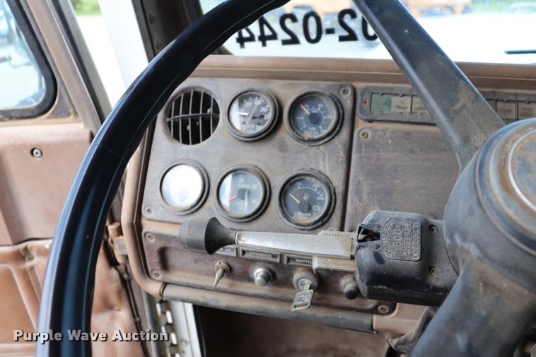 image for item DQ9461 1986 Freightliner FLC semi truck