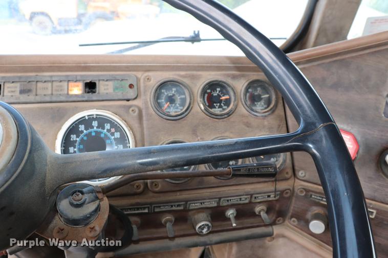 image for item DQ9461 1986 Freightliner FLC semi truck