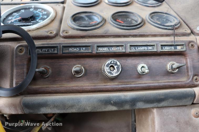 image for item DQ9461 1986 Freightliner FLC semi truck