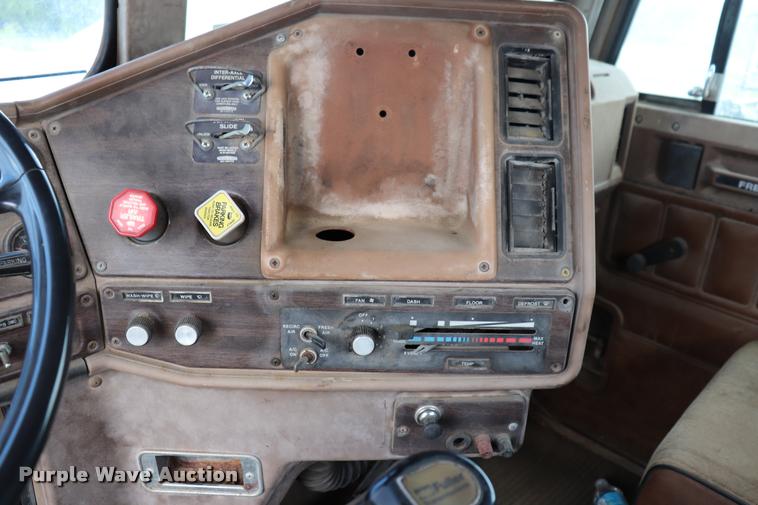 image for item DQ9461 1986 Freightliner FLC semi truck