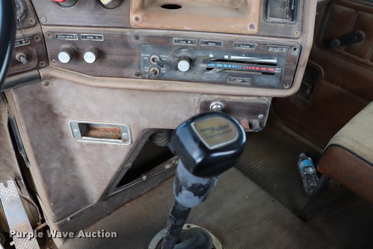 image for item DQ9461 1986 Freightliner FLC semi truck