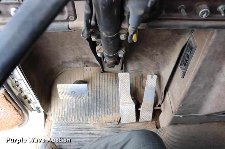 image for item DQ9461 1986 Freightliner FLC semi truck