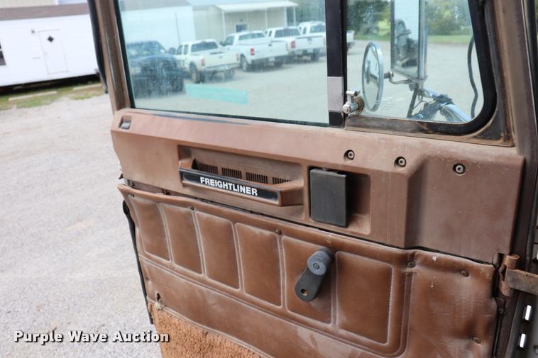 image for item DQ9461 1986 Freightliner FLC semi truck