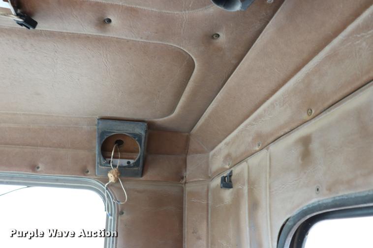 image for item DQ9461 1986 Freightliner FLC semi truck