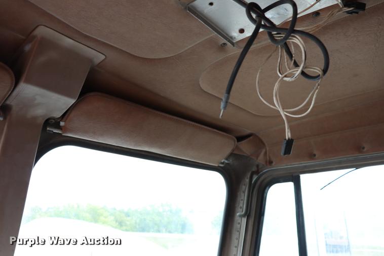 image for item DQ9461 1986 Freightliner FLC semi truck