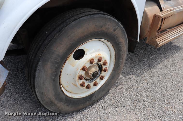 image for item DQ9461 1986 Freightliner FLC semi truck