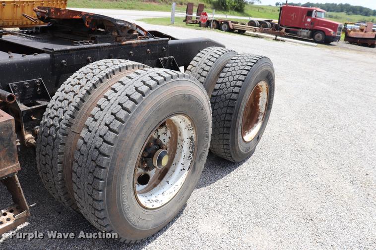 image for item DQ9461 1986 Freightliner FLC semi truck