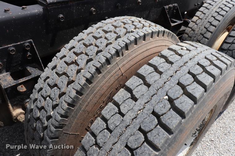 image for item DQ9461 1986 Freightliner FLC semi truck