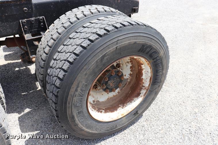 image for item DQ9461 1986 Freightliner FLC semi truck