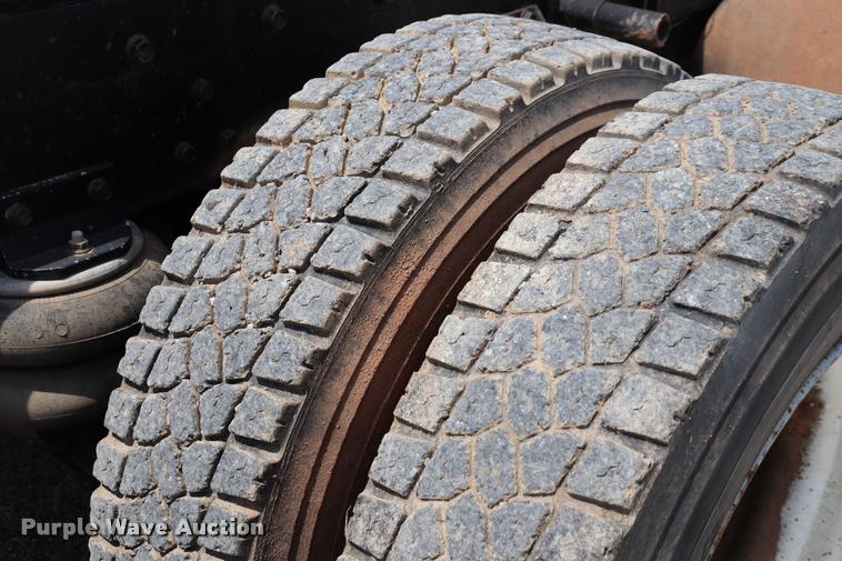 image for item DQ9461 1986 Freightliner FLC semi truck